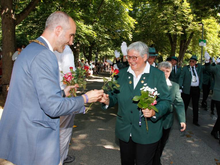 Menschen bei einem Festumzug.